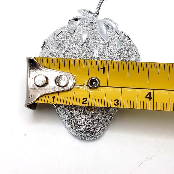 Sarah Coventry Women's Pin Brooch Textured Metal Silver-Tone Strawberry Design - Picture 8 of 8